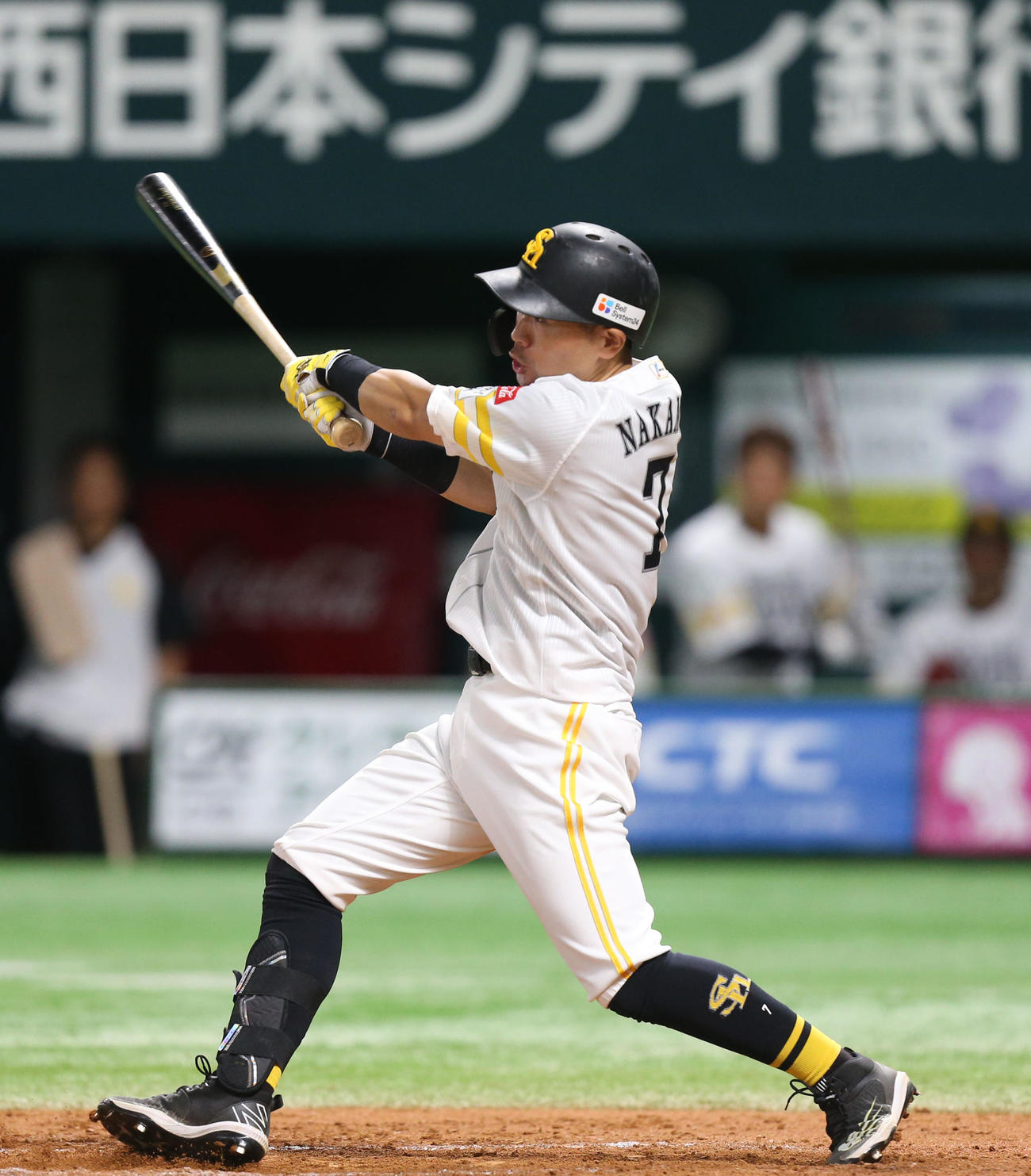 ソフトバンク対楽天　7回裏ソフトバンク2死一塁、中村晃は中前打を放つ（撮影・冨田成美）