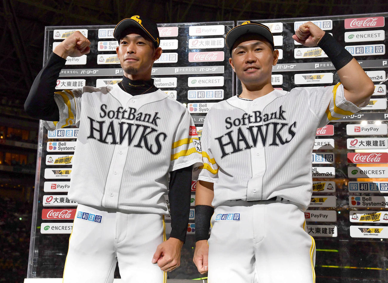 ソフトバンク対楽天　お立ち台でガッツポーズする又吉（左）と中村晃（撮影・岩下翔太）