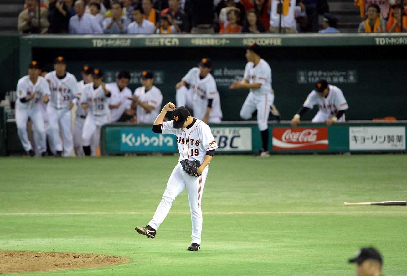 2013年10月17日、クライマックスシリーズ・セ　ファイナルステージ第2戦　巨人対広島　9回表広島2死満塁、梵を中飛に仕留めて完封勝ちした菅野はガッツポーズ