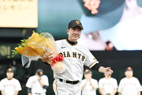 10月4日、最終戦セレモニーで退任する巨人原監督は花束を手に引き揚げる。後方の大型ビジョンは涙をぬぐう菅野
