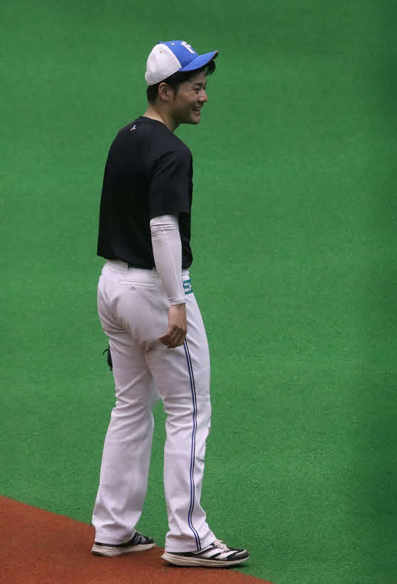 練習の合間に笑顔を魅せる日本ハム清宮（撮影・永野高輔）