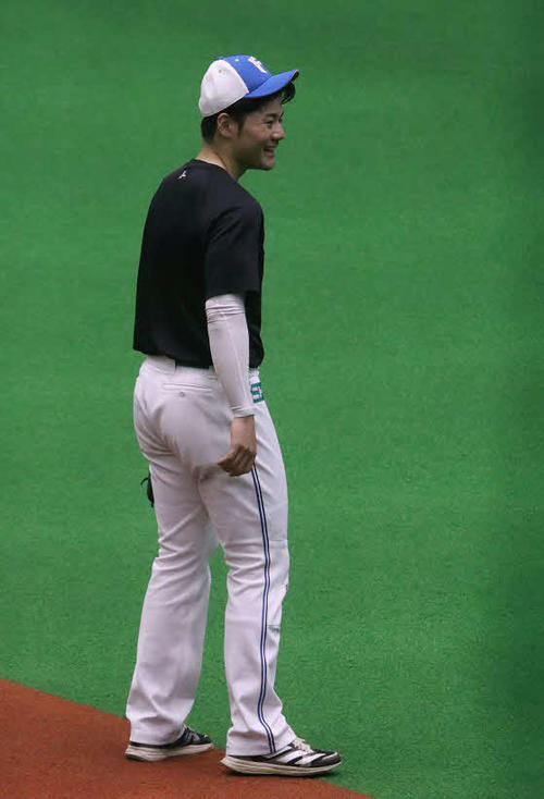 練習の合間に笑顔を魅せる日本ハム清宮（撮影・永野高輔）