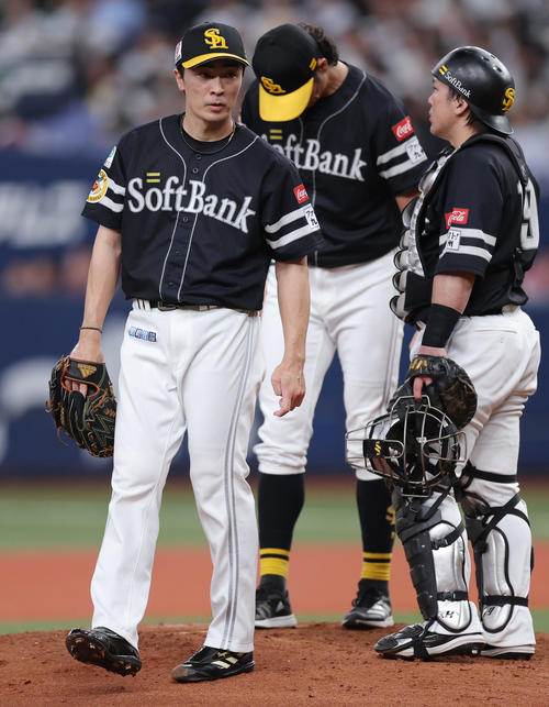 オリックス対ソフトバンク　7回裏オリックス1死三塁、降板する和田（左）（撮影・前田充）