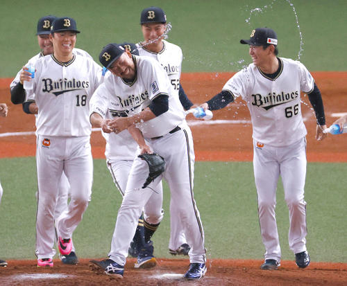 10月2日、オリックス平野佳寿（手前）は日米通算250セーブを記録し、手荒い祝福を受ける