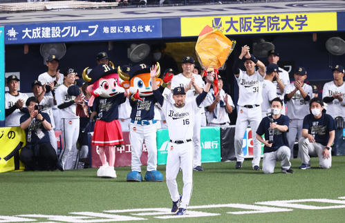 10月2日、オリックス平野佳は日米通算250セーブを記録し、花束を手にファンの声援に応える