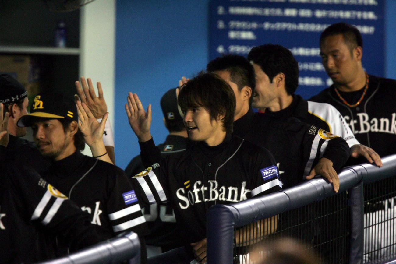 2007年10月、パリーグCS第1ステージ　勝利投手になった杉内俊哉はナインとハイタッチを交わす