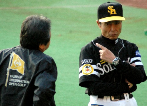 2007年10月、第3戦の試合前、ソフトバンク王貞治監督と話をする稲尾和久氏