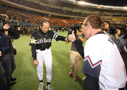 2007年10月、試合前のメンバー交換であいさつする王貞治監督（左）とボビー・バレンタイン監督