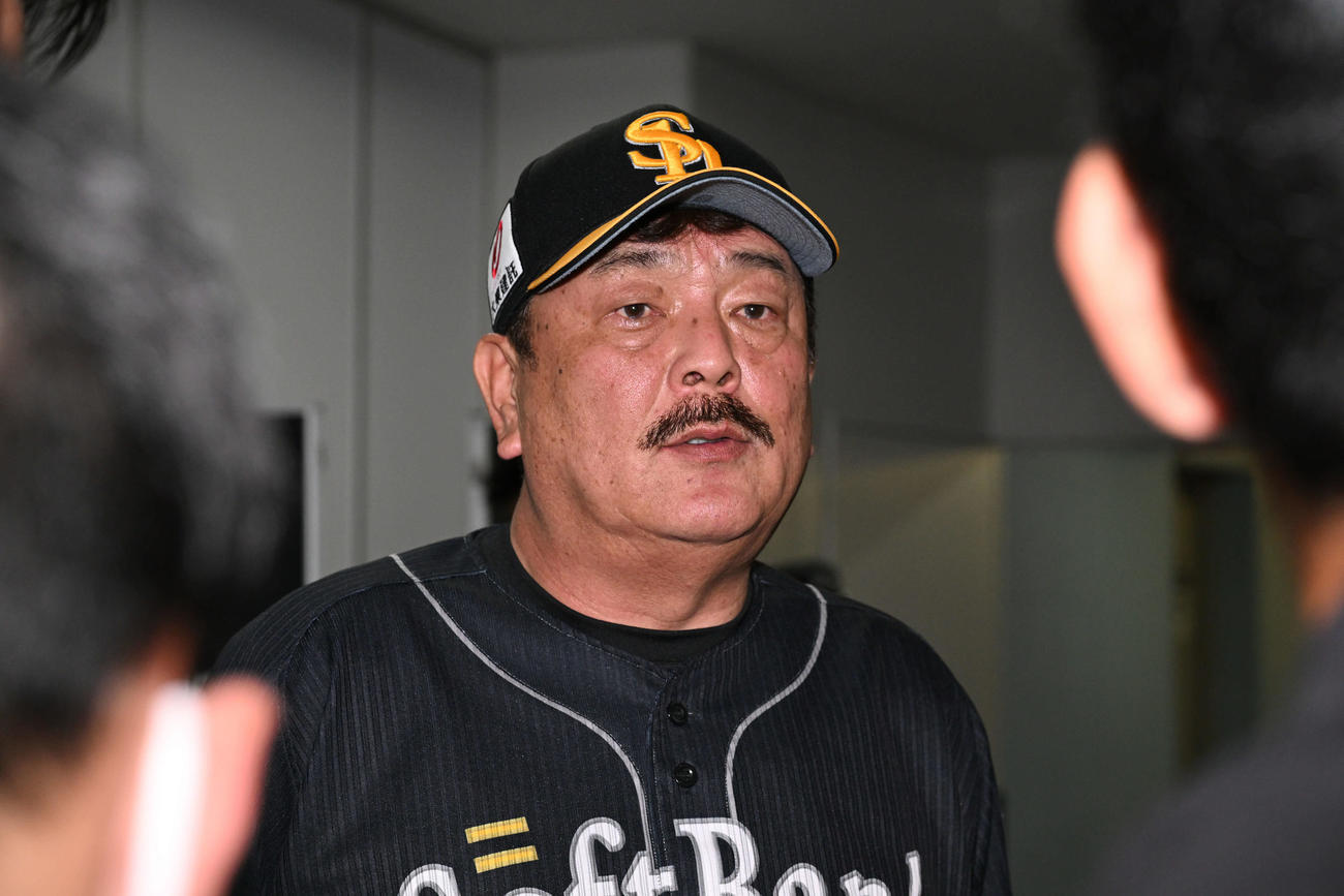 ロッテ対ソフトバンク　試合後、取材に応じるソフトバンク藤本監督（撮影・滝沢徹郎）