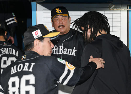 ロッテ対ソフトバンク　試合後、選手たちを迎えるソフトバンク藤本監督（後方）（撮影・滝沢徹郎）