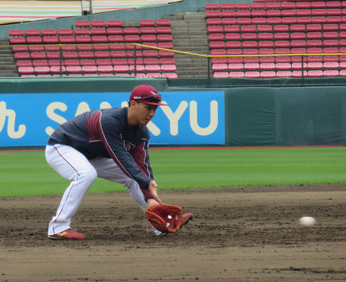 遊撃でノックを受ける楽天村林