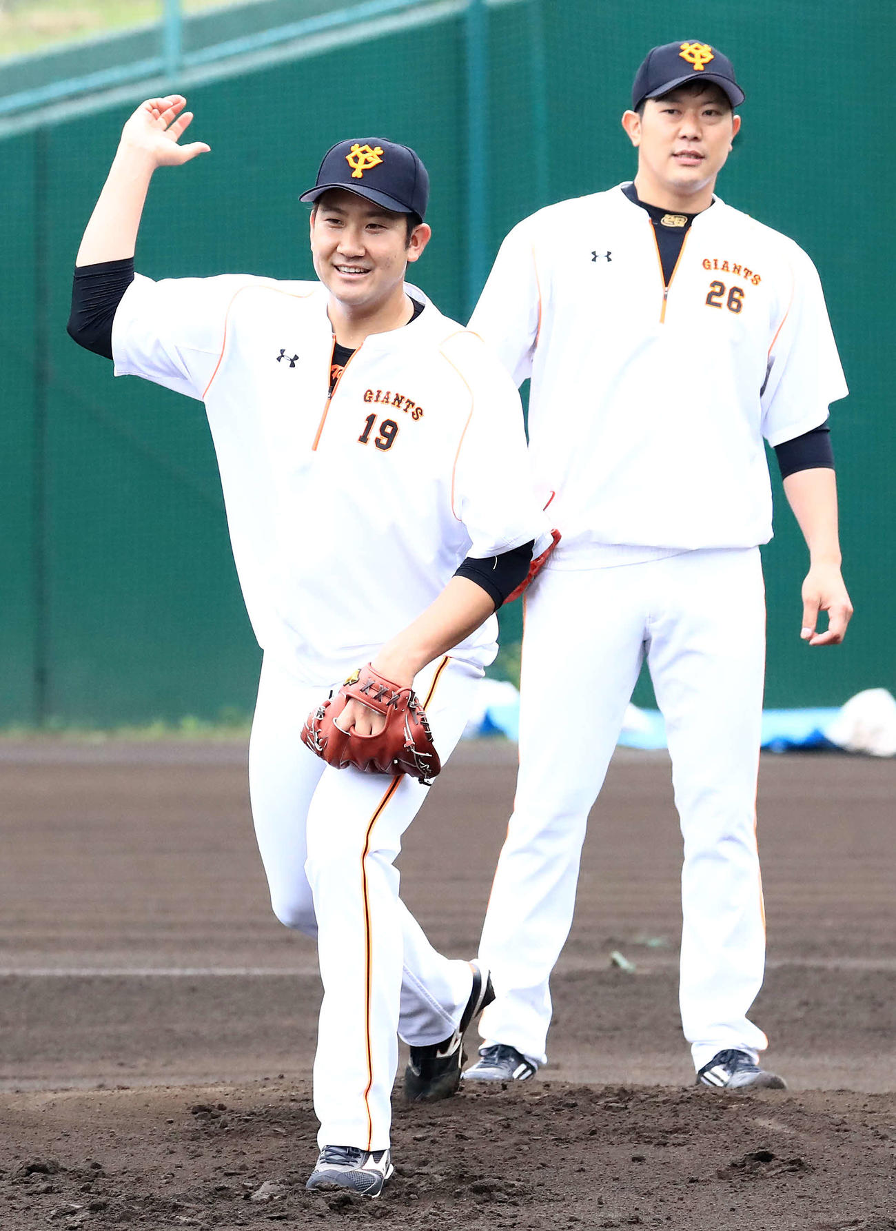 17年、並んでノックを受ける菅野智之（左）と現役時代の内海哲也コーチ
