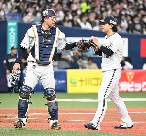 オリックス若月健矢（左）（2023年10月21日撮影）