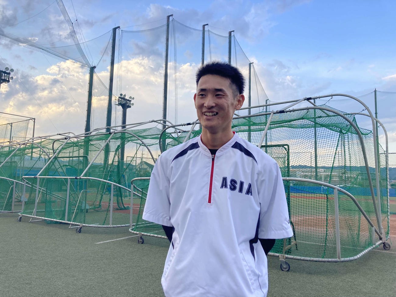 亜大野球部グラウンドの前で前夜のドラフトを振り返る中日ドラフト1位草加