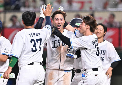 西武対中日　9回裏西武1死、サヨナラソロ本塁打を放った長谷川（中央）はチームメートにウオーターシャワーで祝福される（2023年6月7日撮影）