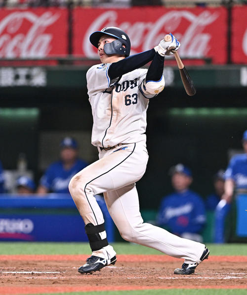 西武対中日　9回裏西武1死、長谷川はサヨナラの左越えソロ本塁打を放つ（2023年6月7日撮影）