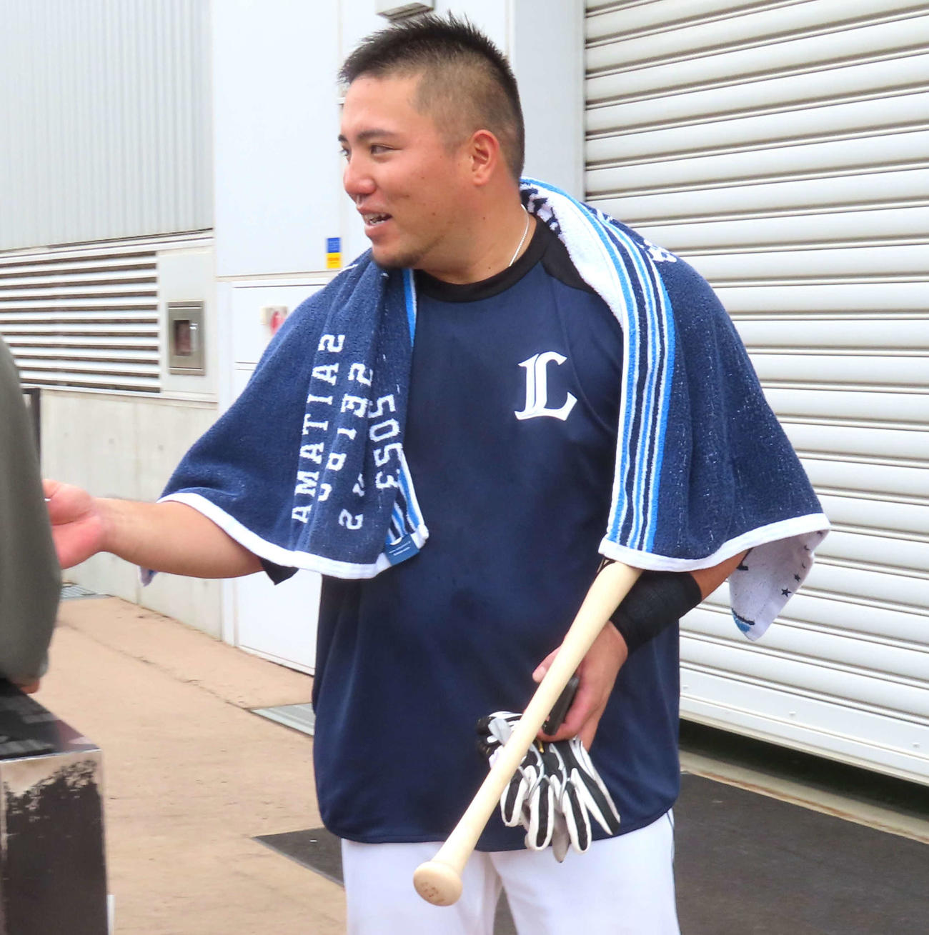 サインを求めるファンに応える西武山川（撮影・黒須亮）