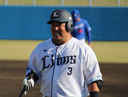 安打後に代走でお役御免。笑顔を見せる西武山川（撮影・金子真仁）