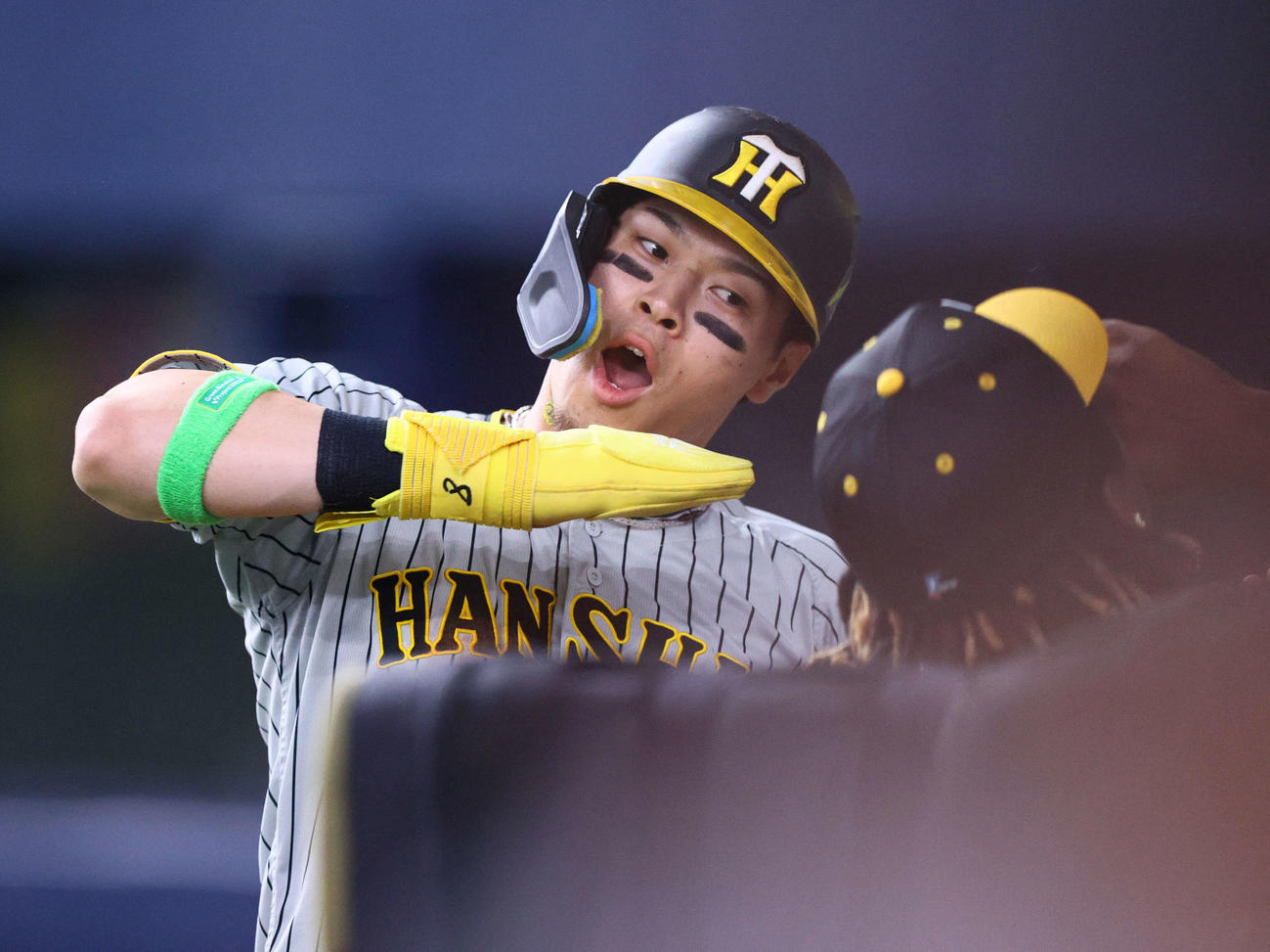 10月28日、日本シリーズ第1戦　阪神佐藤輝は渡辺諒の先制中前適時打で生還し、ベンチ前でポーズを決める