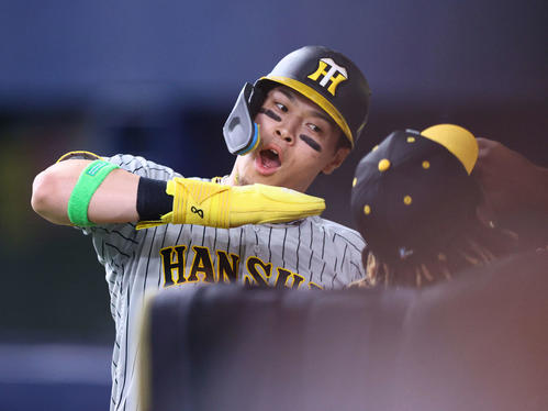 10月28日、日本シリーズ第1戦　阪神佐藤輝は渡辺諒の先制中前適時打で生還し、ベンチ前でポーズを決める