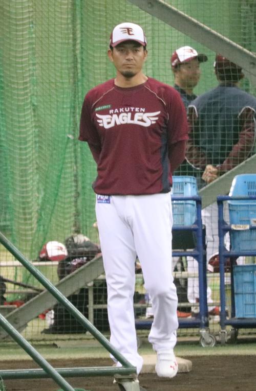 引退から7年経っても現役時の身長182センチ、体重85キロをキープする楽天牧田コーチ（撮影・古川真弥）