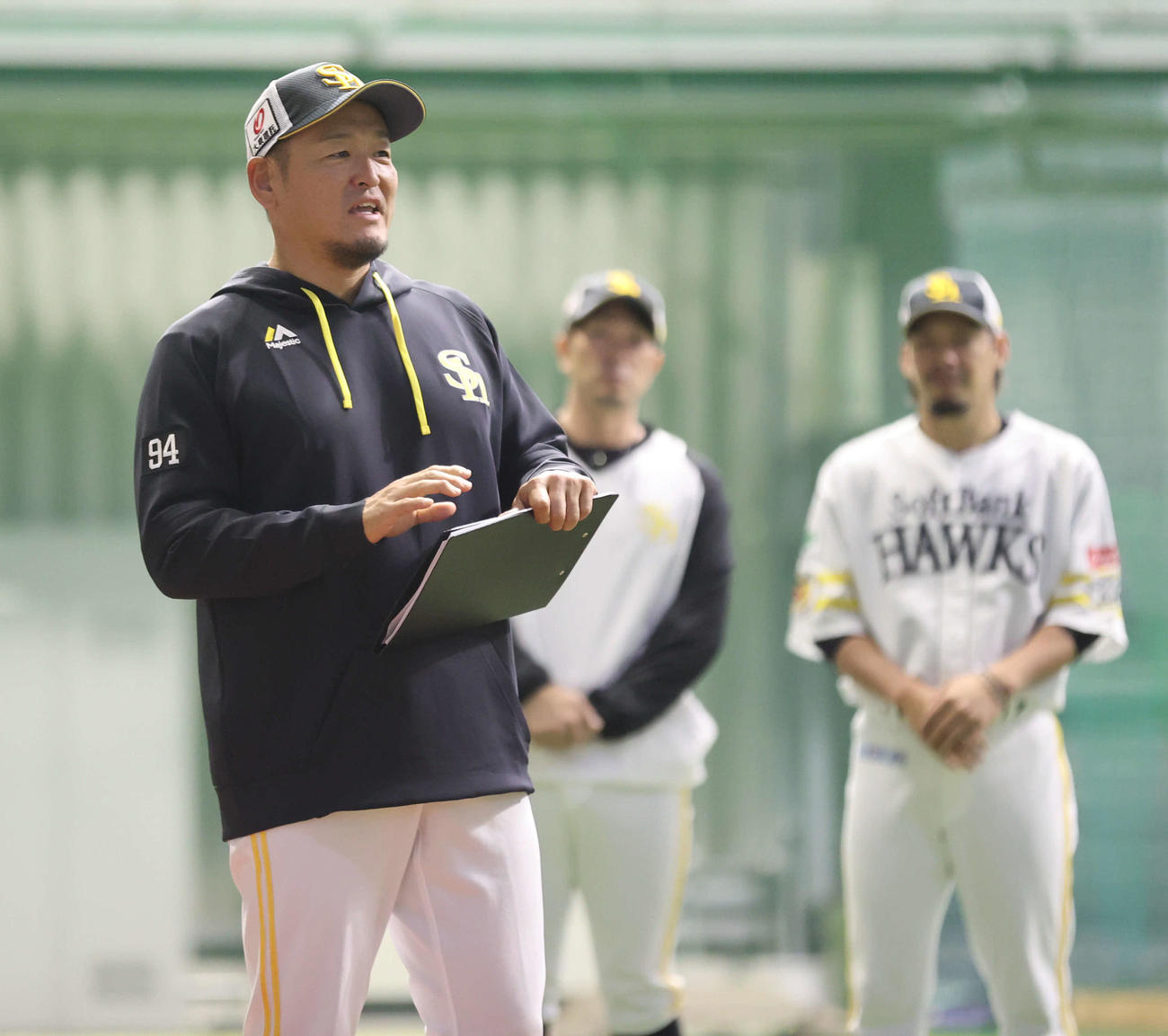 分離キャンプ初日、ナインを前にあいさつする倉野1軍投手コーチ兼ヘッドコーディネーター（2023年11月2日撮影）