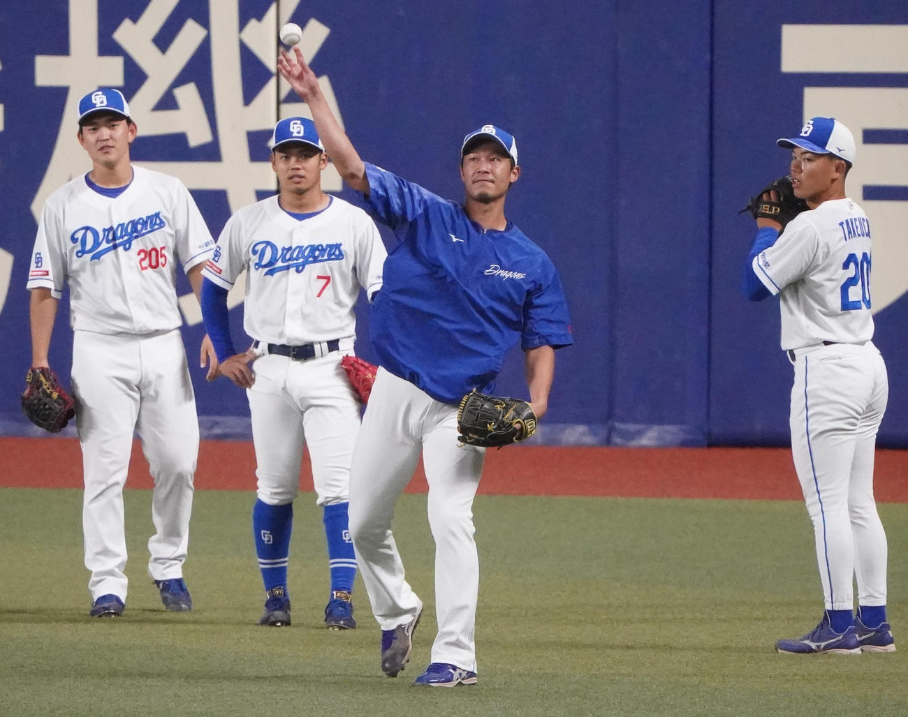 ノックを受け送球する岩崎（左から3人目）（撮影・森本幸一）