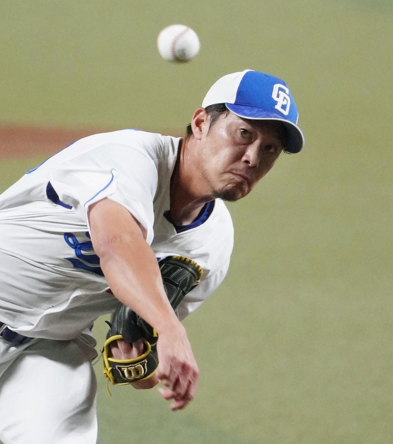 打撃投手として登板する岩崎（撮影・森本幸一）