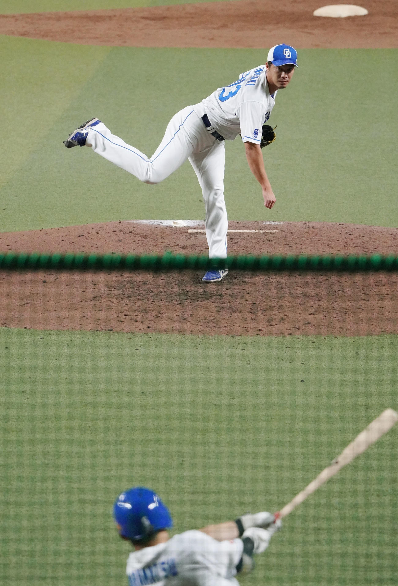 打撃投手として登板する岩崎（奥）（撮影・森本幸一）