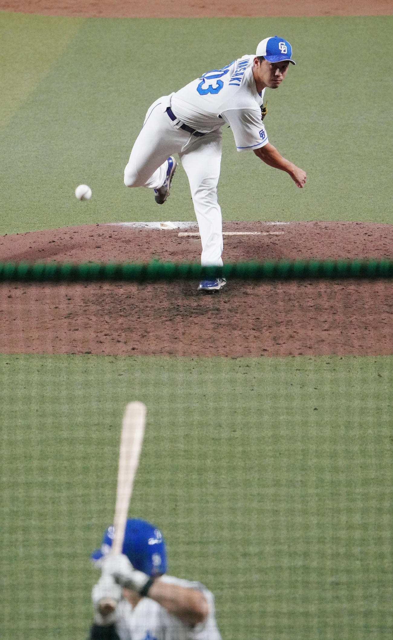 打撃投手として登板する岩崎（奥）（撮影・森本幸一）