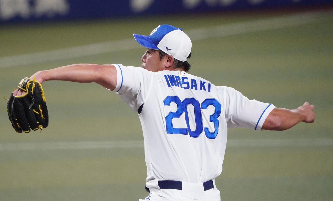 打撃投手として登板する岩崎（撮影・森本幸一）