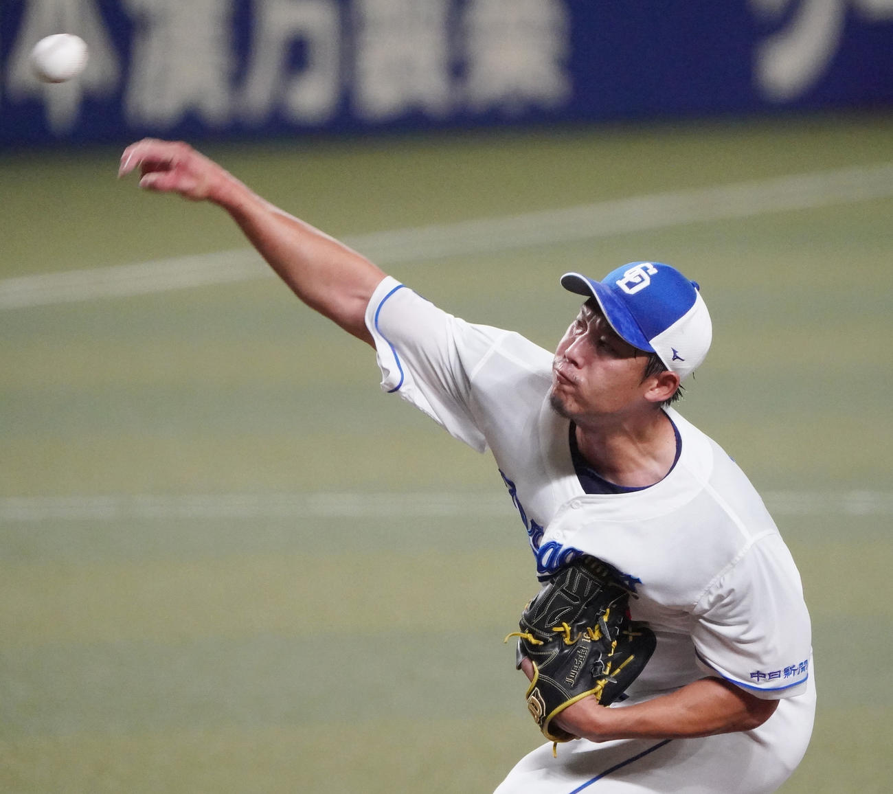 打撃投手として登板する岩崎（撮影・森本幸一）