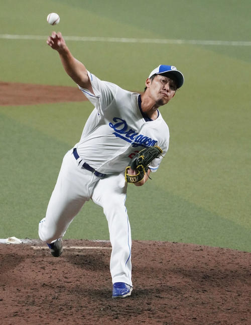 打撃投手として登板する岩崎（撮影・森本幸一）