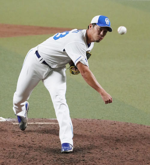 打撃投手として登板する岩崎（撮影・森本幸一）