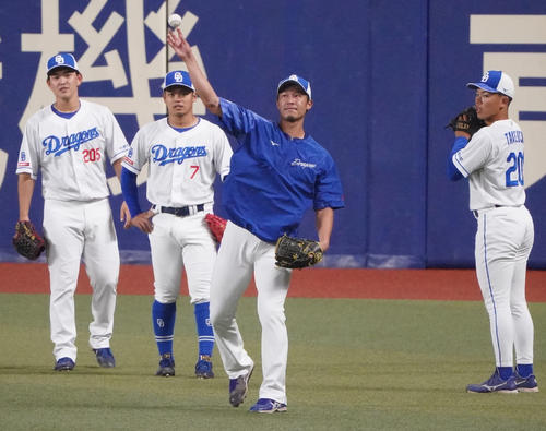 ノックを受け送球する岩崎（左から3人目）（撮影・森本幸一）