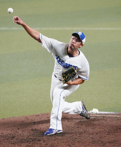 打撃投手として登板する岩崎（撮影・森本幸一）