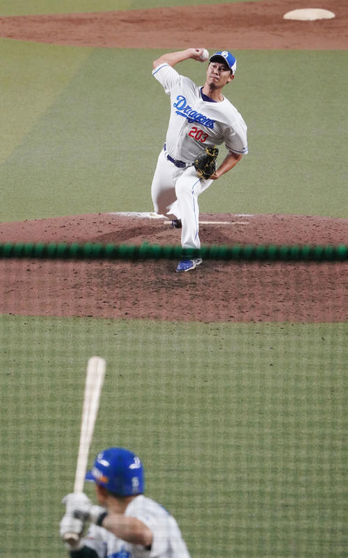 打撃投手として登板する岩崎（奥）（撮影・森本幸一）
