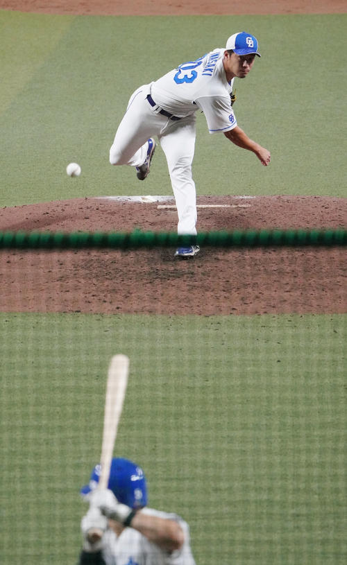 打撃投手として登板する岩崎（奥）（撮影・森本幸一）