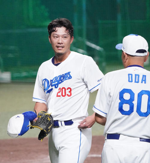 打撃投手として登板後、小田捕手コーチと言葉を交わす岩崎（左）（撮影・森本幸一）