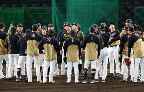 ナインに話すオリックス中嶋監督（左）（2023年10月撮影）