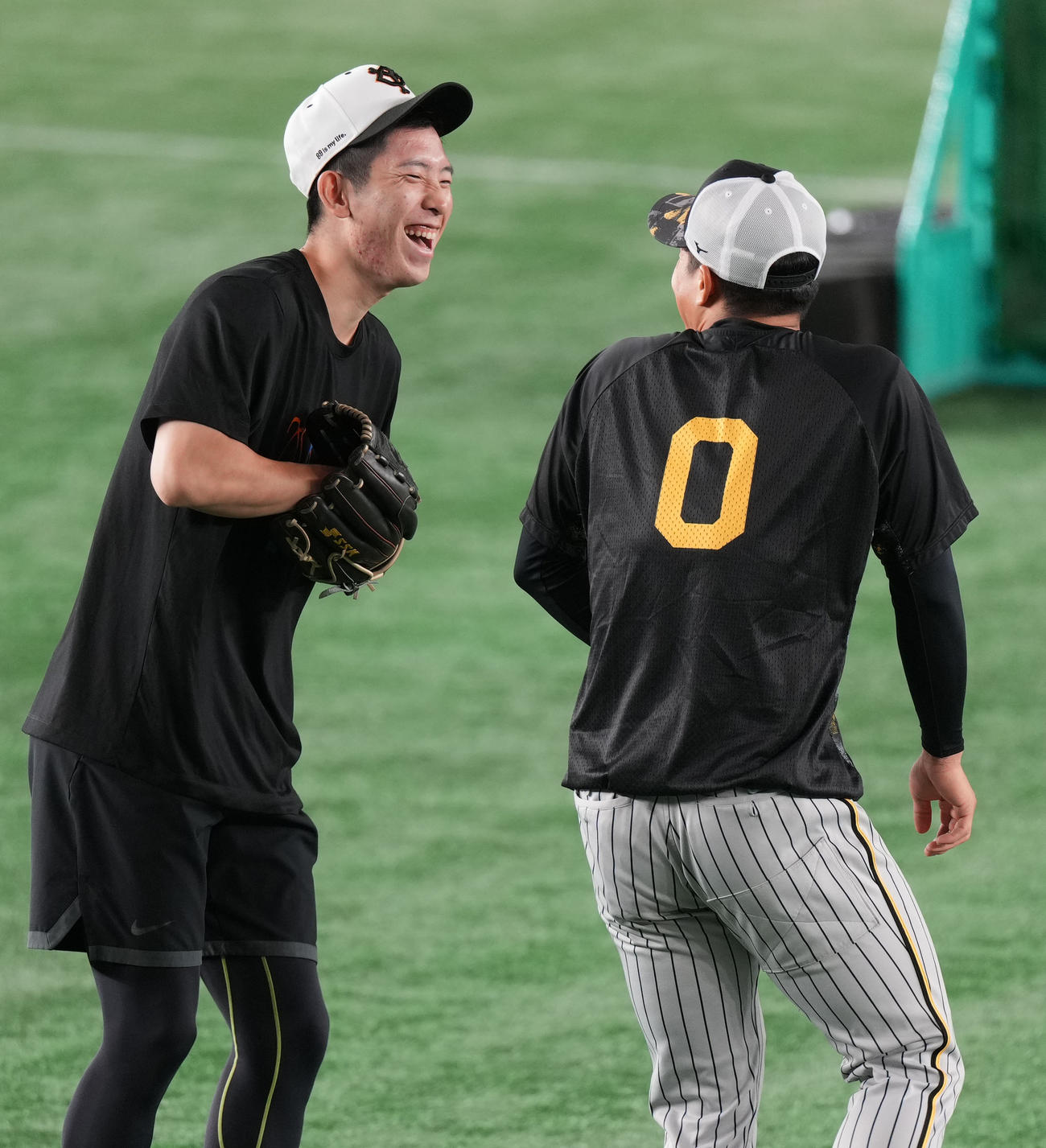 試合前の練習で談笑する戸郷（左）と木浪（2023年8月26日撮影）