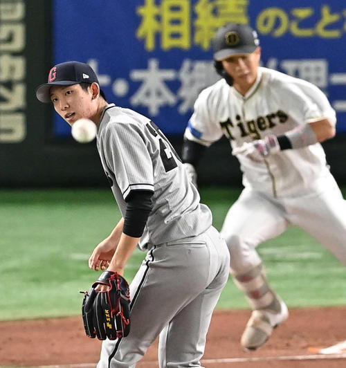 阪神木浪（後方）に中前打を許す巨人戸郷翔征（2023年8月10日撮影）