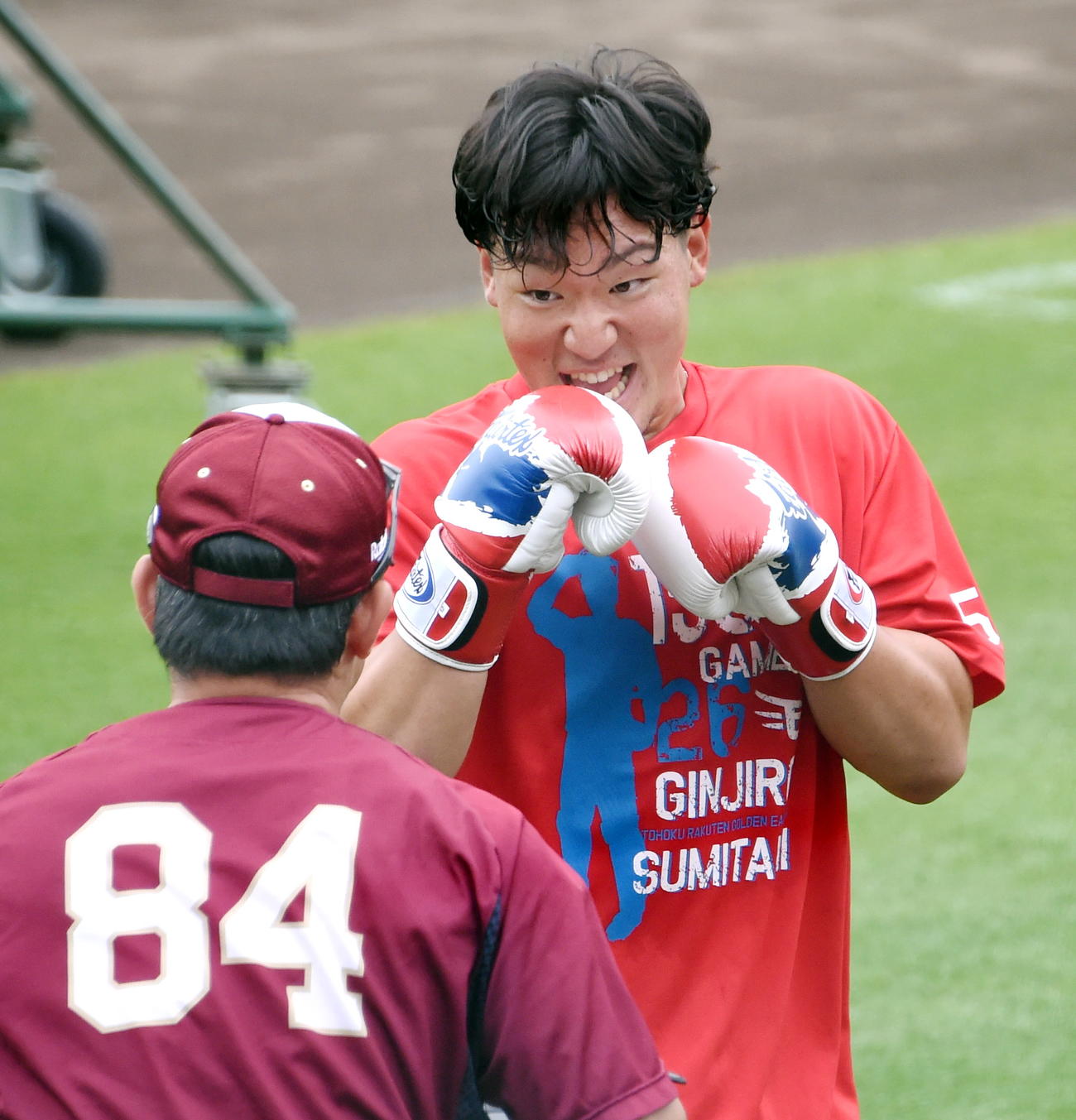 ボクササイズのメニューをこなす楽天安田（奥）と雄平コーチ（撮影・山田愛斗）