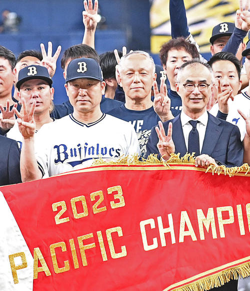 9月20日、リーグ3連覇を達成しオリックス中嶋監督（左）とともに記念撮影に納まる松本正志用具担当（中央）