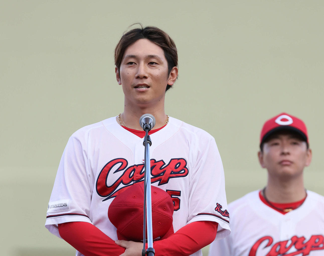 広島ファン感謝デー　FA移籍のあいさつをする西川（撮影・加藤孝規）