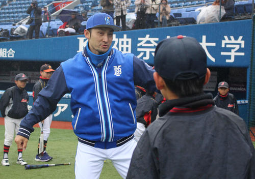 キッズベースボールフェスティバルで子どもたちを指導するDeNA伊藤（撮影・久保賢吾）