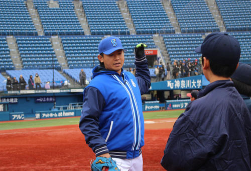 キッズベースボールフェスティバルで子どもたちを指導するDeNA今永（撮影・久保賢吾）