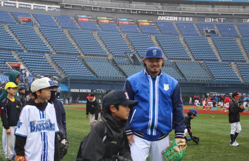 キッズベースボールフェスティバルで子どもたちを指導するDeNA宮崎（撮影・久保賢吾）