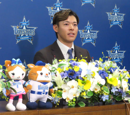 DeNA入団会見に臨んだ中川颯（2023年11月29日撮影）