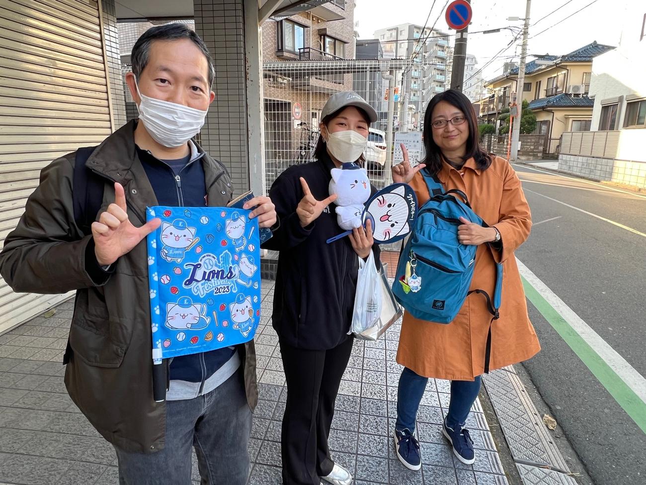 所沢市の学校新道で待っていてくれた西武ファンの皆さん（撮影・金子真仁）